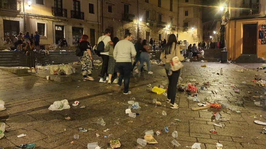 La resaca del Sábado de Peñas en San Froilán en León deja repletas de plástico varias calles y plazas