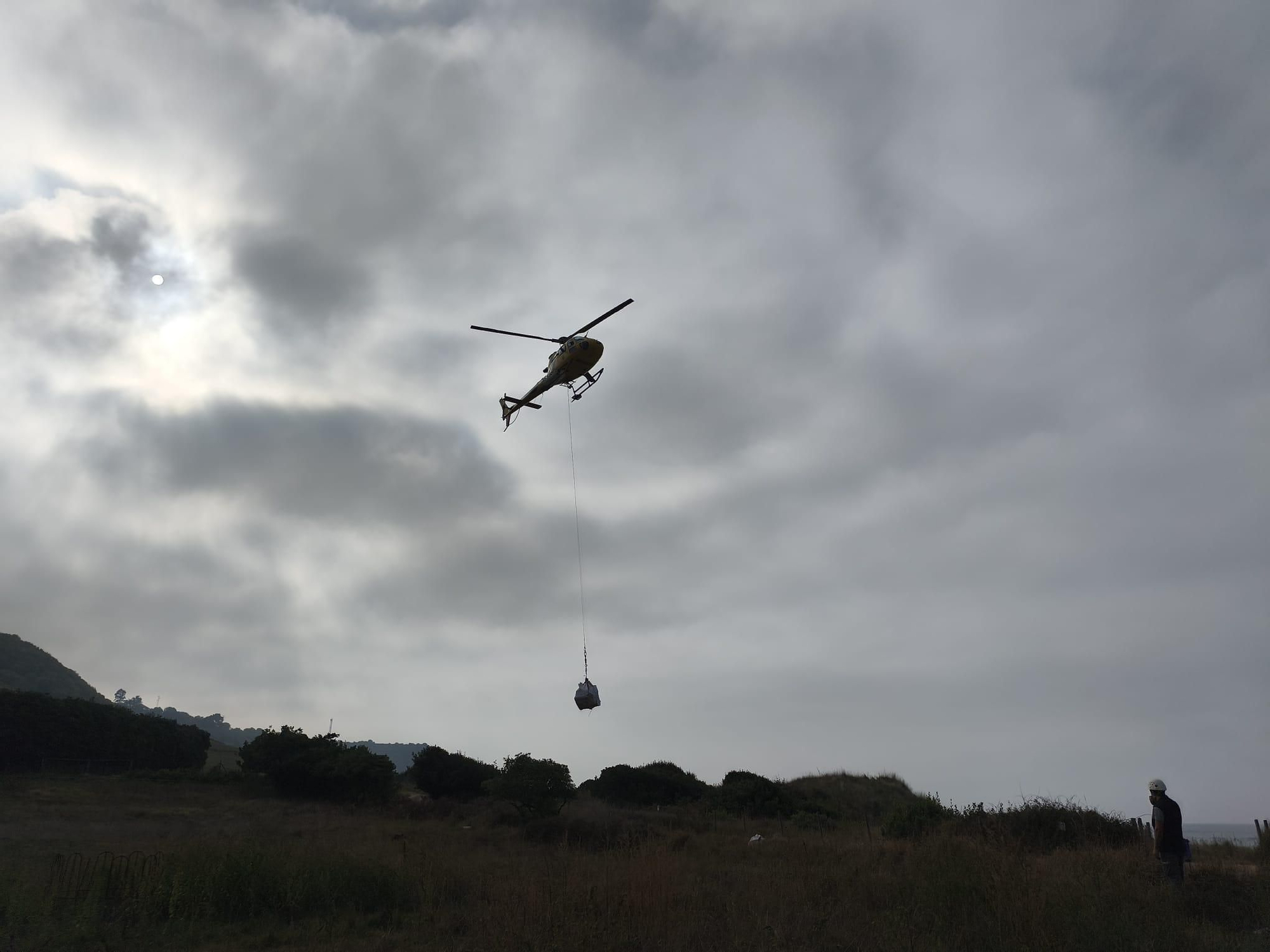 El helicóptero del Principado trasladando uno de los bloques.