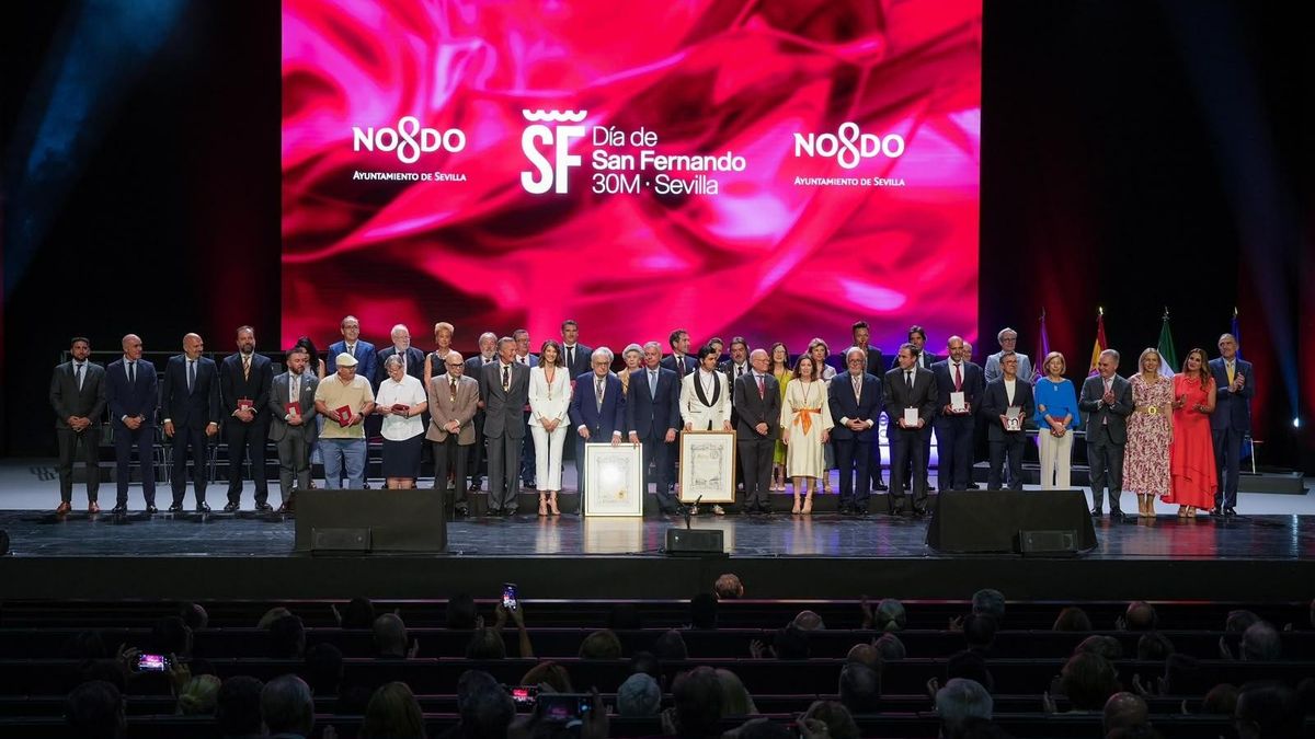 El Ayuntamiento distingue a 30 personas con la Medalla de Sevilla y nombra Hijos Predilectos a Luis Gordillo y Morante de la Puebla