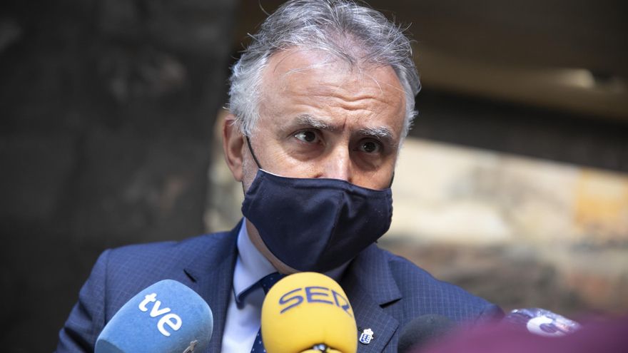 El presidente de Canarias, Ángel Víctor Torres, dando declaraciones a los  periodistas