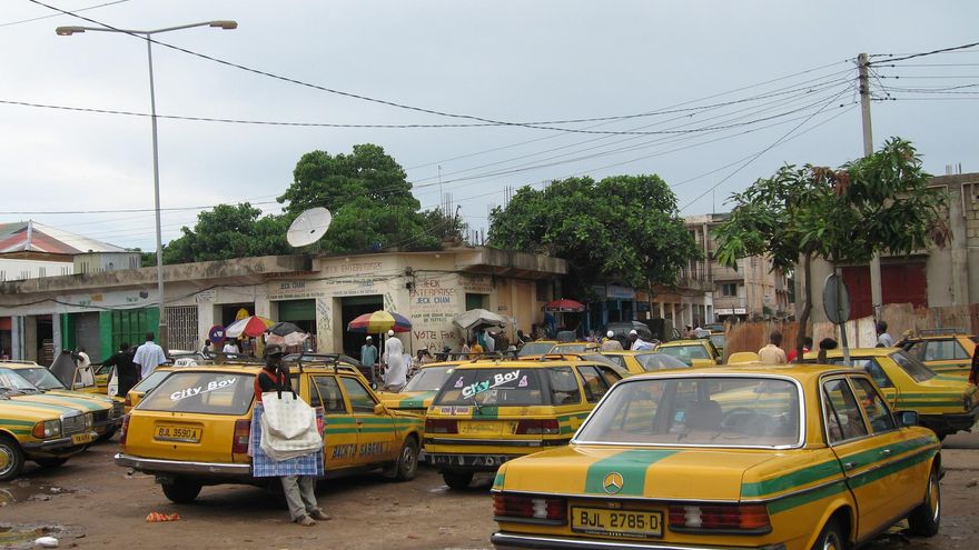 Parada de taxis en Serekunda. Los taxis amarillos son los que usa la población local. Hay que fijar la tarifa antes de subir al coche.