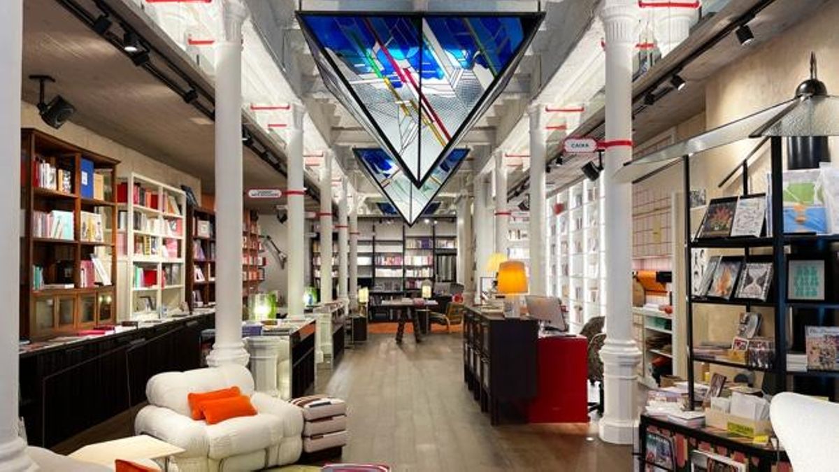 La librería Finestres de Barcelona, donde se ha producido un ataque a la sección de libros que abordan el conflicto palestino-israelí