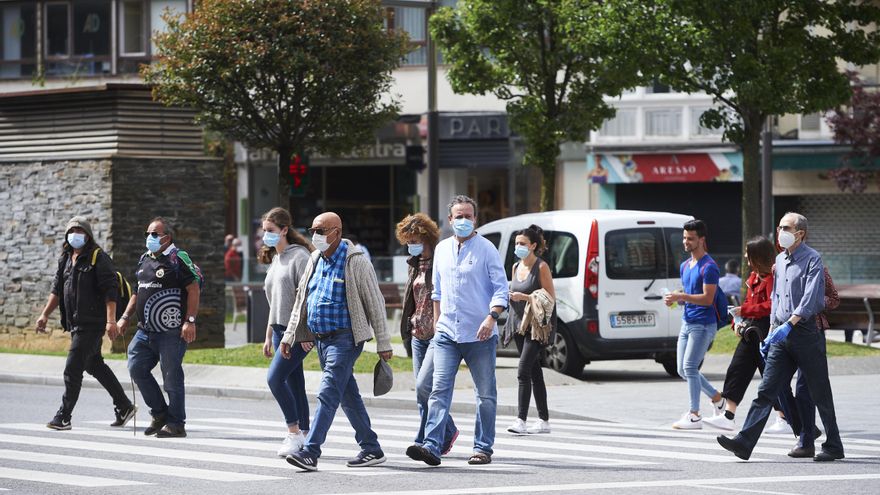 Archivo - Transeúntes pasean por calles de Santander.