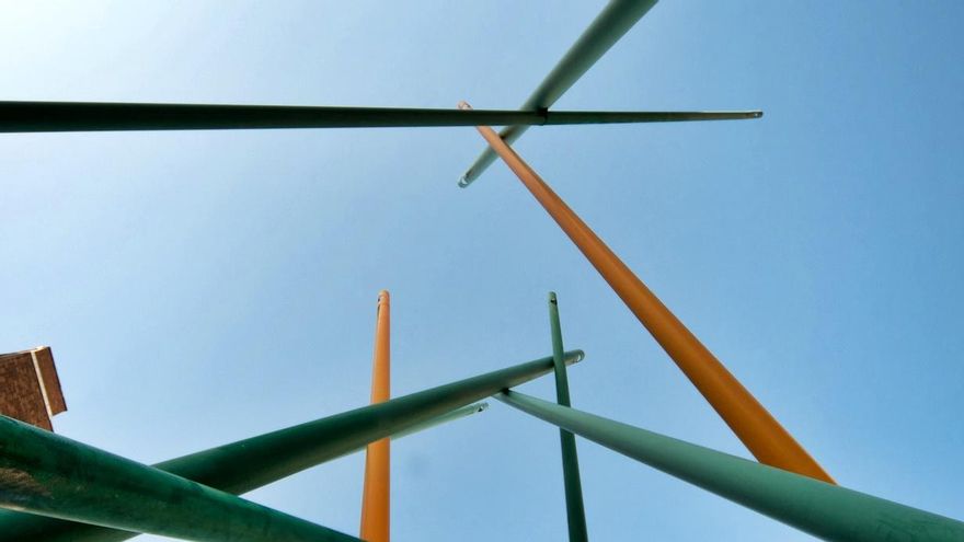 Escultura de cañas silbadoras, en el cruce de las calles Islas Filipinas con Cea Bermúdez