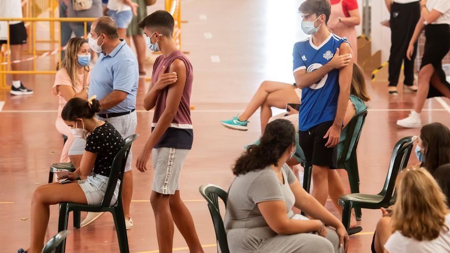 Interior del polideportivo "Paco Gandía" de la localidad sevillana de Estepa, uno de los 70 puntos de vacunación masiva que el Servicio Andaluz de Salud.