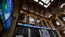 El IBEX 35 pierde los 10.900 puntos a mediodía, lastrado por la banca