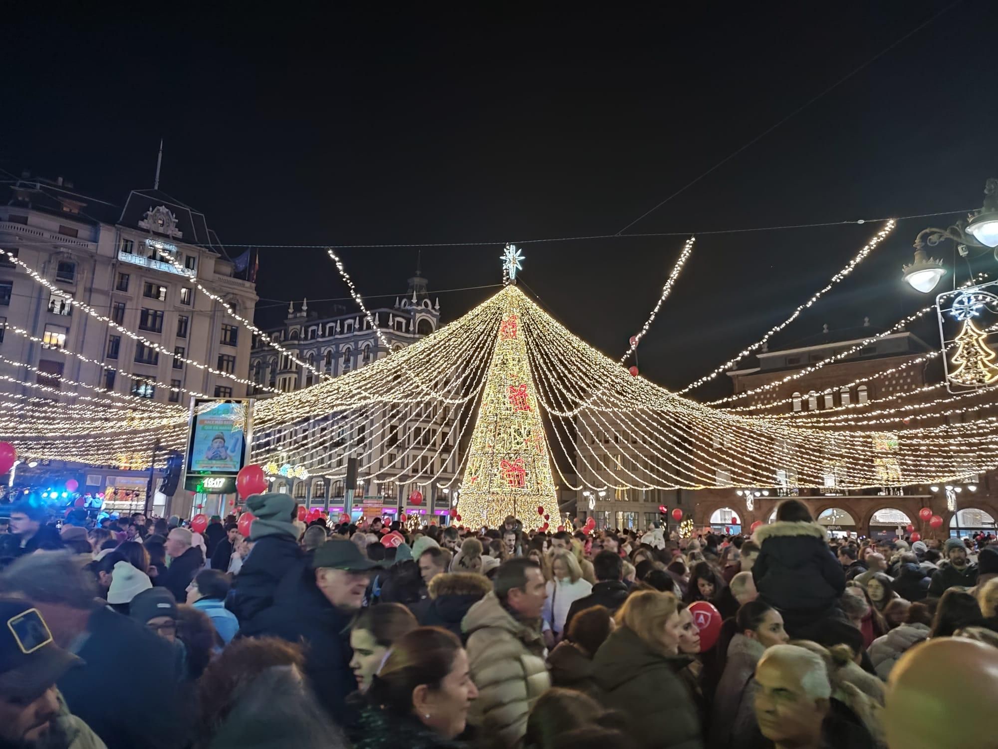 Las imágenes de cómo brilla la Navidad en el centro de León
