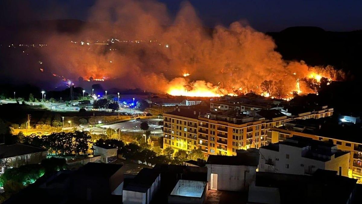 Las llamas del incendio han estado cercanas al núcleo urbano de Buñol.