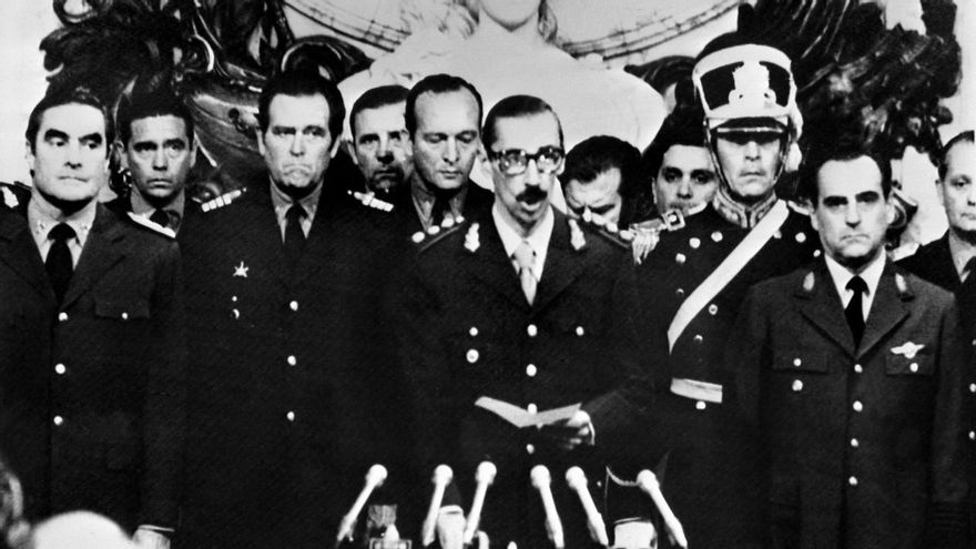 Jorge Rafael Videla jura como presidente el 29 de marzo de 1976. En el extremo izquierdo, Emilio Eduardo Massera, y en el derecho, Orlando Ramón Agosti.