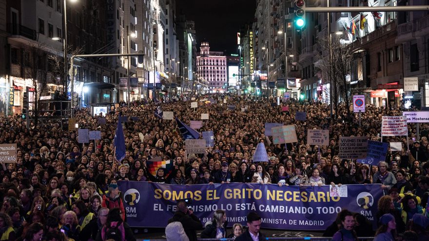 "Somos el grito necesario": la cabecera de la manifestación principal del 8M en Madrid a su llegada a la Plaza de España
