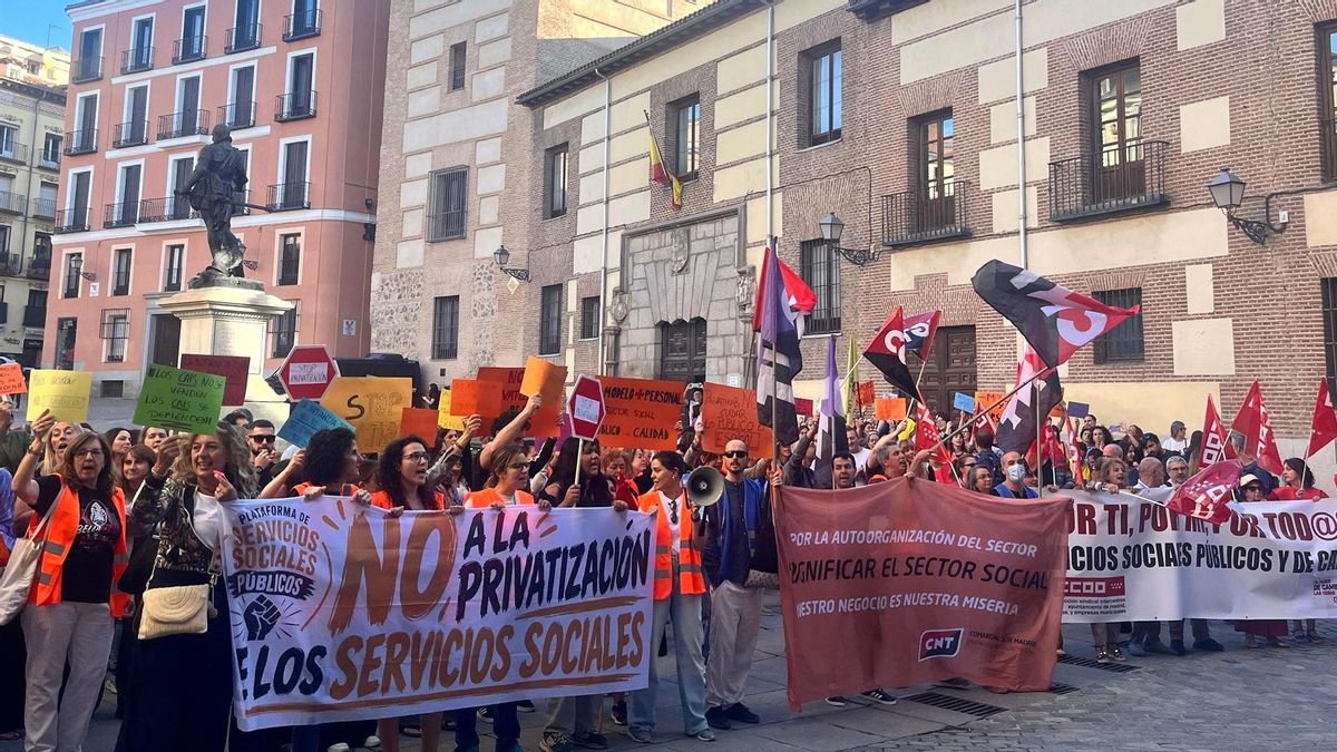 El concejal de Servicios Sociales en Madrid esquiva críticas por privatizar centros de infancia con una protesta a su puerta
