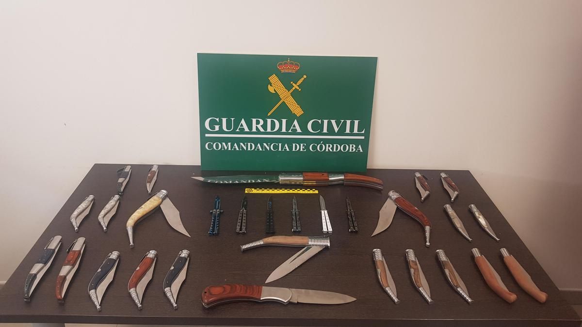 Intervienen 29 armas prohibidas que se estaban vendiendo en un puesto de feria