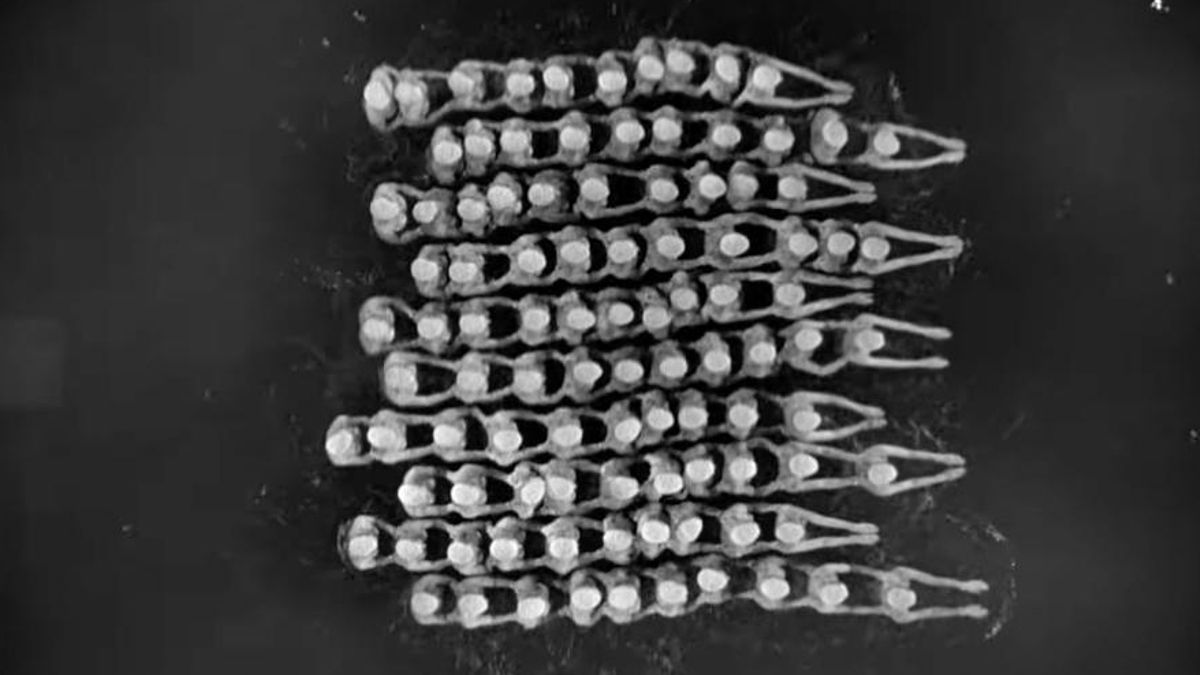 Hubo un tiempo en que Hollywood apostó por los efectos caleidoscópicos y esta escena de 'Desfile de candilejas' es el mayor ejemplo