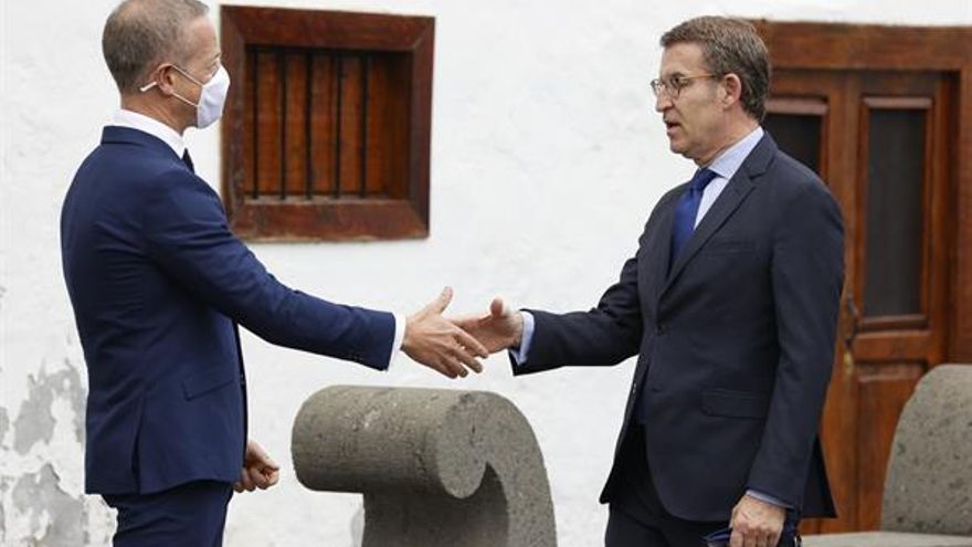 El presidente del Senado, Ander Gil, saluda este sábado al presidente de la Xunta, Alberto Núñez Feijóo. (EFE/ Juan Carlos Hidalgo)