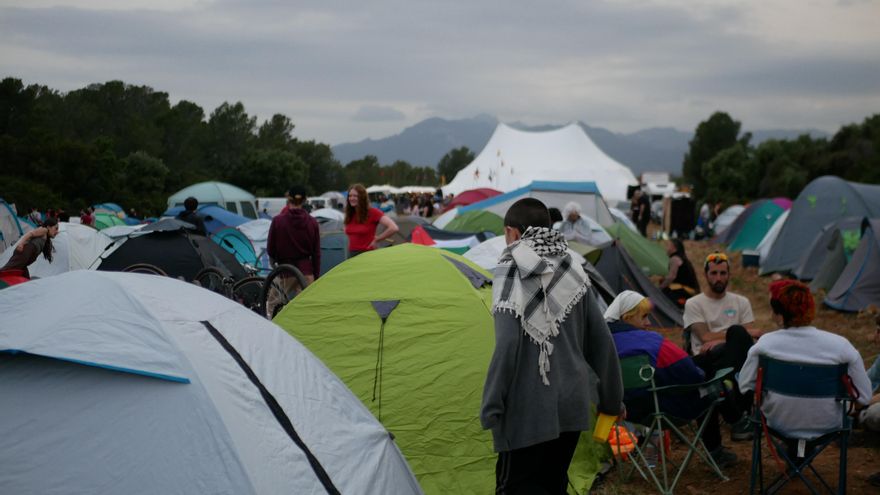 Dentro del estreno en España del movimiento Revoltes de la Terra: acampada y protesta contra las baterías