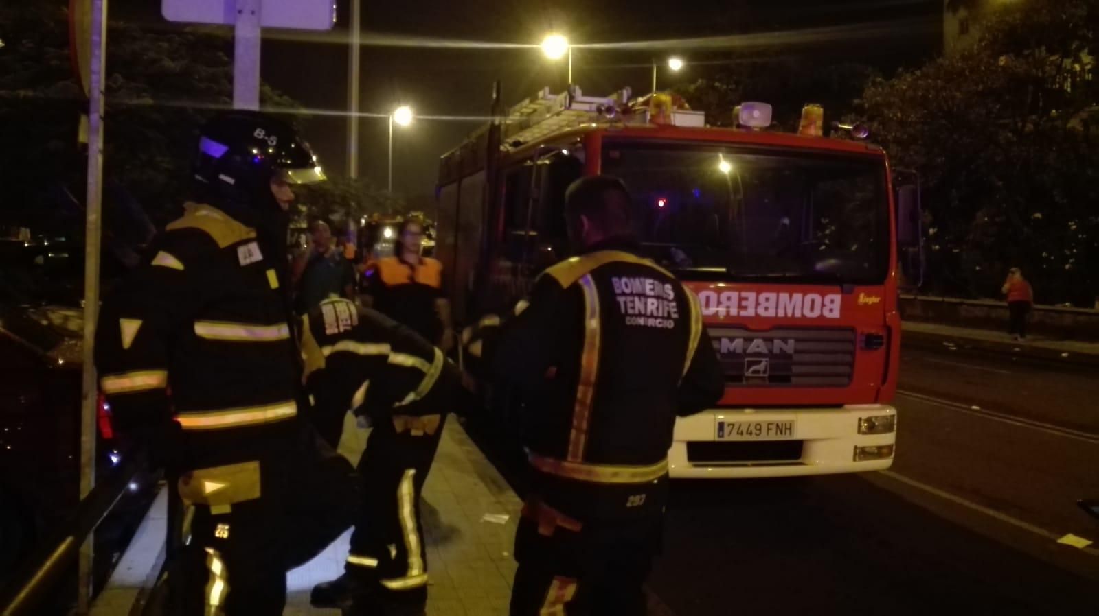 Efectivos de Bomberos de Tenerife, del parque capitalino y en la noche del lunes, tras declararse la emergencia