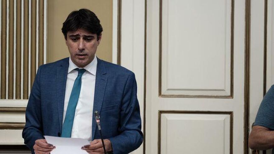 Manuel Abrante en el Parlamento de Canarias.