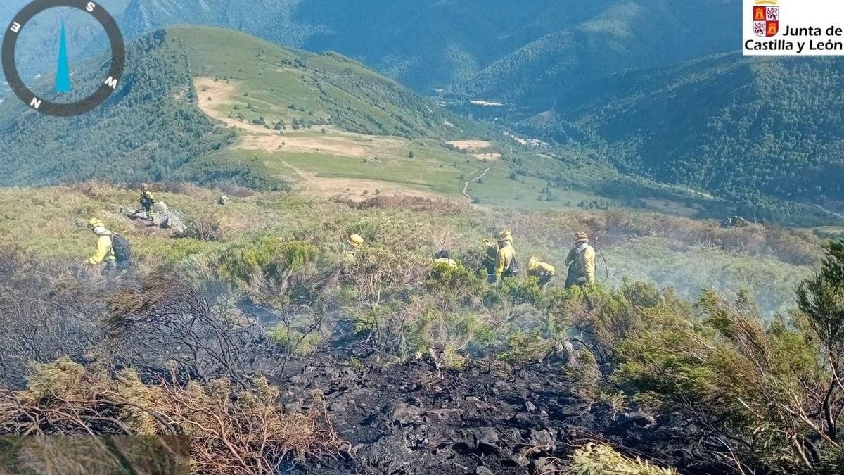 Empeora un incendio forestal desatado la noche del domingo en Guímara, que alcanza un nivel medio de riesgo