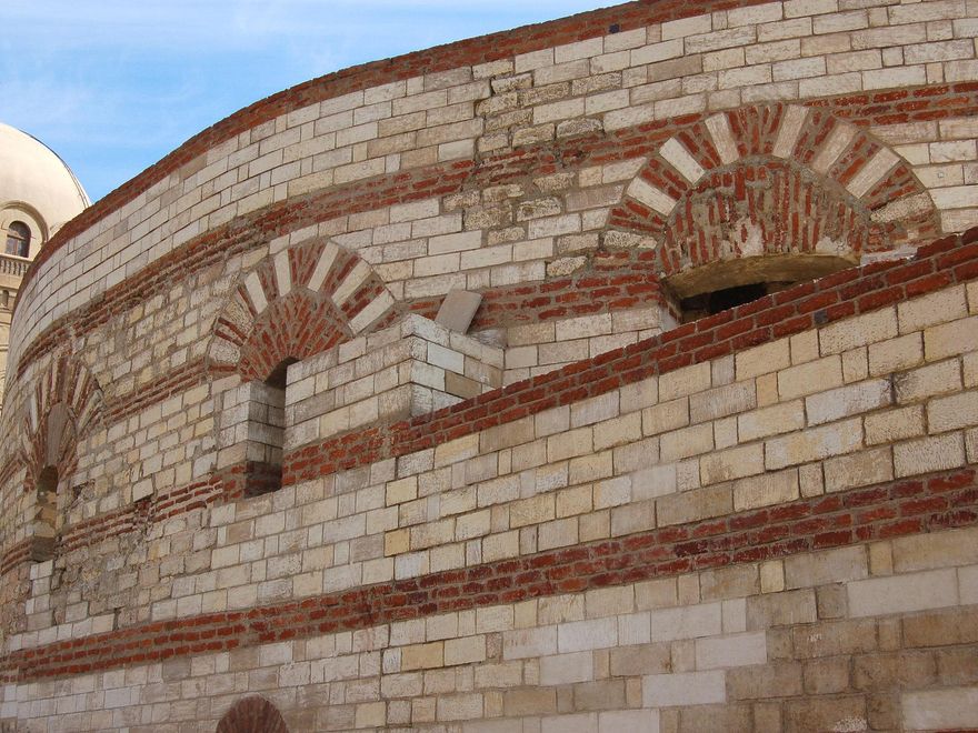 Opus Mixtum en la Torre de Babilonia. Los romanos idearon este sistema de construcción que alterna hiladas de piedra y ladrillos para abaratar costes y acelerar los tiempos de construcción.