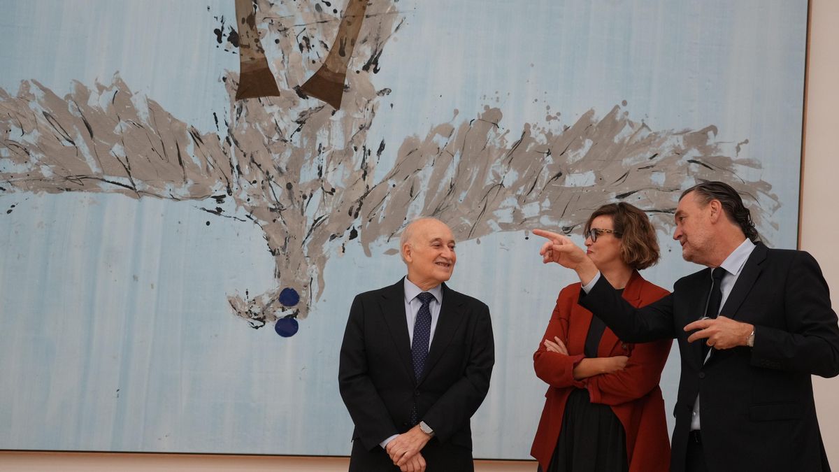 El director del Museo Bellas Artes de Bilbao, Miguel Zugaza, la diputada general de Bizkaia Elixabete Etxanobe y el director general de BBK, Gorka Martínez este lunes en el Museo Bellas Artes de Bilbao