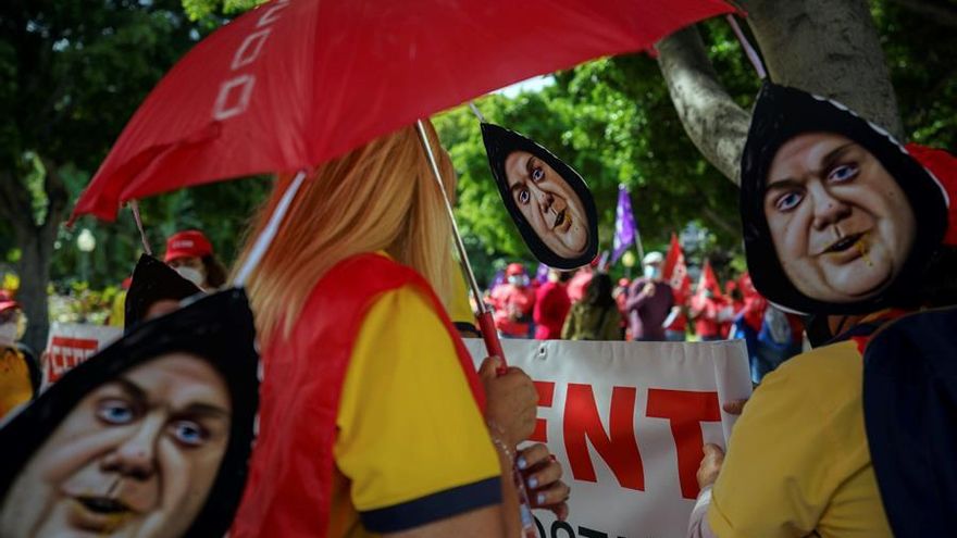 Personal de Correos se concentró este sábado por el Primero de Mayo.  EFE/Ramón de la Rocha