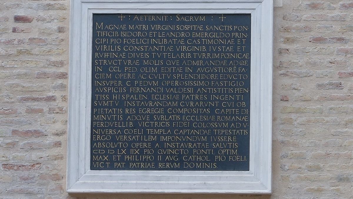 La placa conmemorativa a los pies de la Giralda se ha recuperado letra a letra.