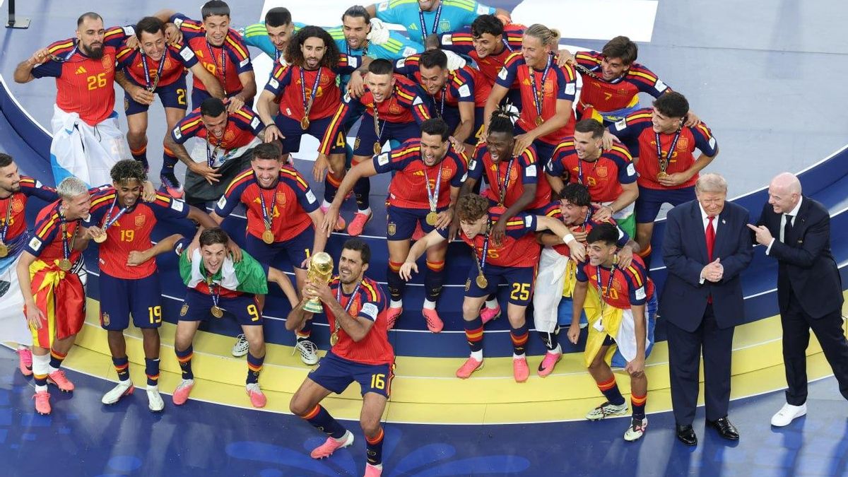 Infantino intenta apartar a Trump de la foto de los campeones