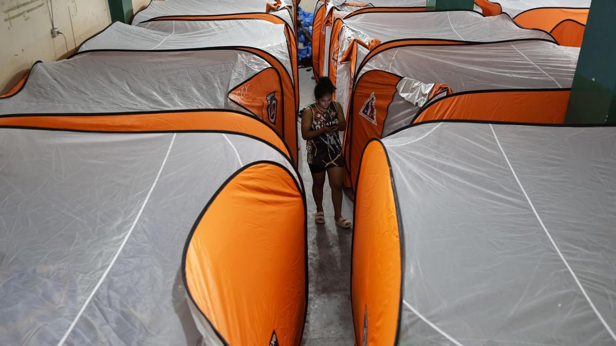 Una joven evacuada en el centro de tiendas modulares de Quezon, en Metro Manila, este domingo.