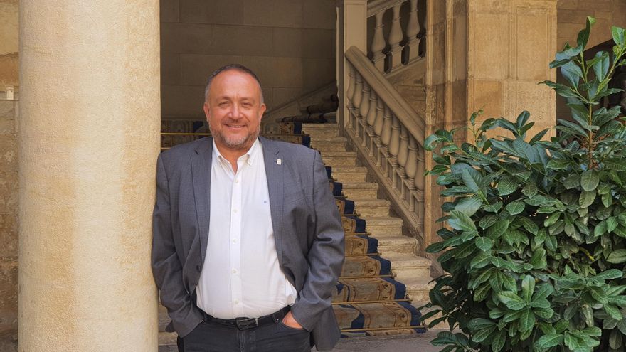 Gerardo Álvarez Courel en el patio del Palacio de los Guzmanes