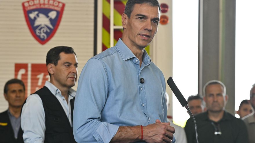 El presidente del Gobierno, Pedro Sánchez, acompañado del presidente de la Junta de Andalucía, Juanma Moreno (i), durante su intervención este lunes en el Puesto de Mando Avanzado de Turre (Almería)