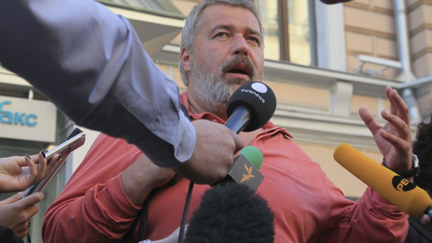 Murátov entrega la medalla del Premio Nobel al fondo de refugiados ucranianos