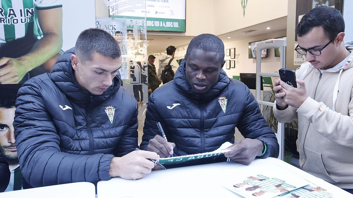 Requena, Fuentes y Fomeyem firman autógrafos en la tienda del Córdoba CF