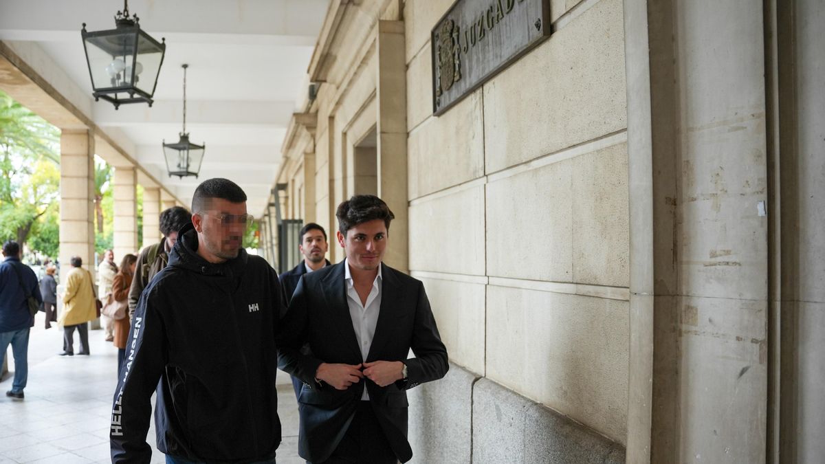 Vito Quiles llega al Juzgado de Instrucción de Sevilla para declarar como investigado por injurias en un caso judicial.