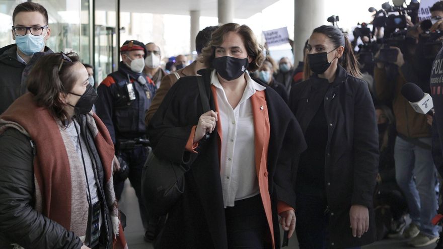 La alcaldesa de Barcelona, Ada Colau, al salir de la Ciudad de la Justicia tras declarar ante el juez. EFE/Quique Garcia