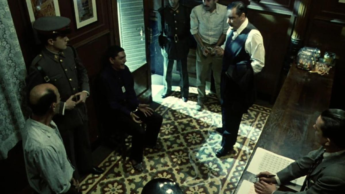 Antonio Dechent, rodeado y coaccionado en 'El caso de las estanqueras de Sevilla'