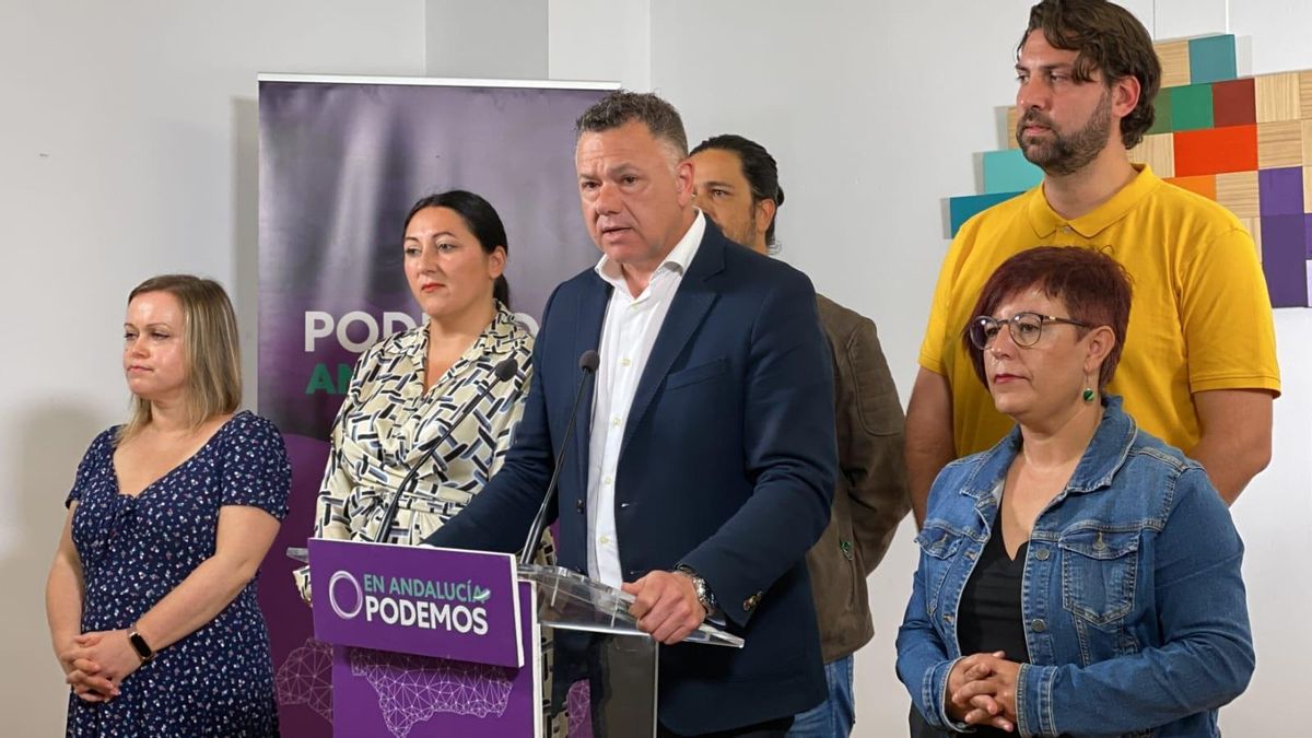 Juan Antonio Delgado con integrantes de su equipo.