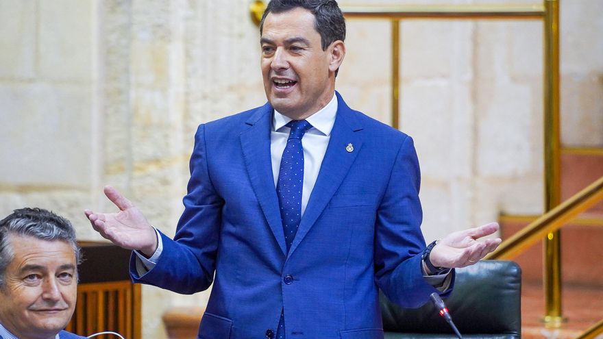 El presidente de la Junta de Andalucía, Juanma Moreno, este jueves ante el Pleno del Parlamento
