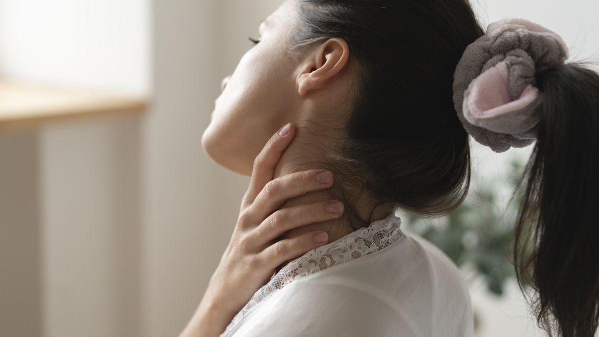 Los estiramientos tras usar el móvil ayudan a destensar los músculos y minimizan la rigidez.