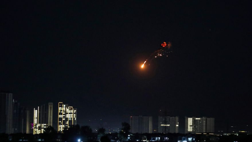 Fuerzas de seguridad y sistemas de defensa aérea interceptan un dron cerca del Consulado de EEUU. y del aeropuerto Internacional de Erbil, en la región del Kurdistán iraquí.