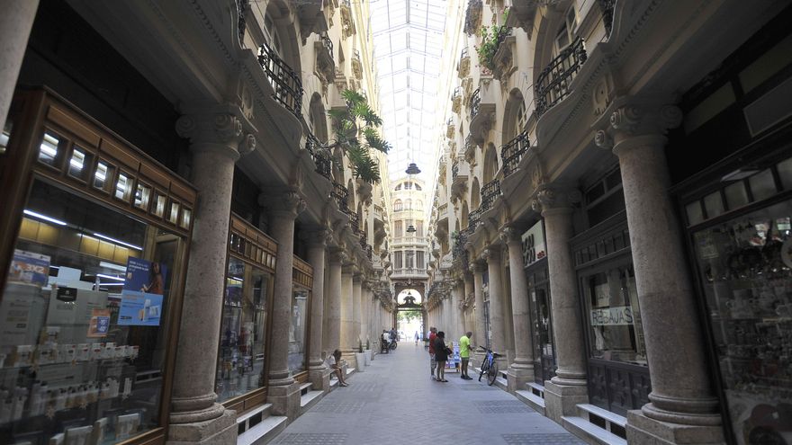 El Pasaje Lodares de Albacete, una de las calles más bonitas de España, cumple un siglo