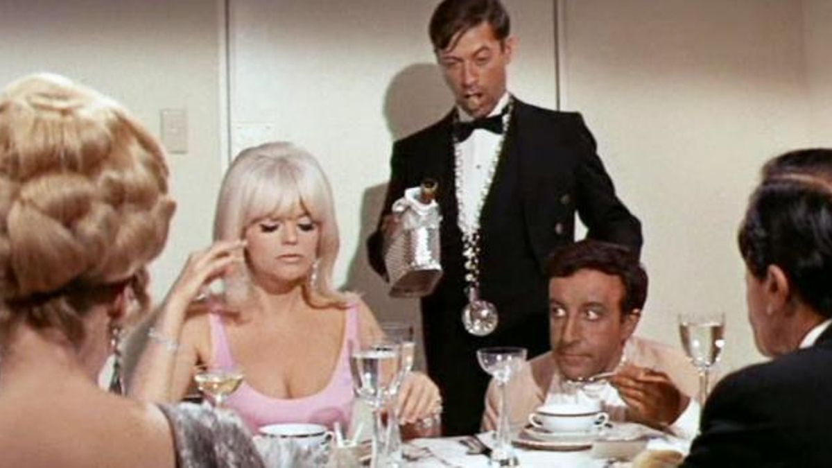 Hrundi Bakshi, en la foto en una silla demasiado bajita, era uno de los invitados en la película 'El guateque'  / FOTO: United Artists