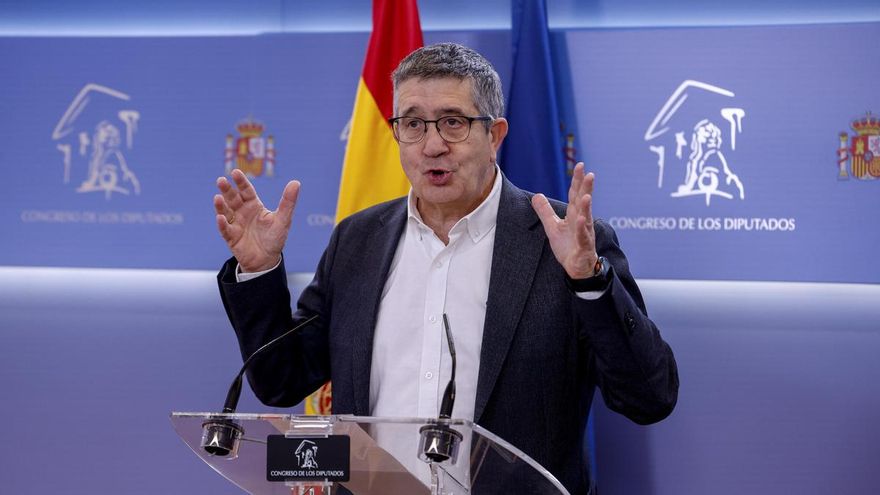 El portavoz del PSOE en el Congreso, Patxi López, da una rueda de prensa en el marco de la reunión de la Junta de Portavoces, el pasado junio en el Congreso de los Diputados. EFE/ Javier Lizón
