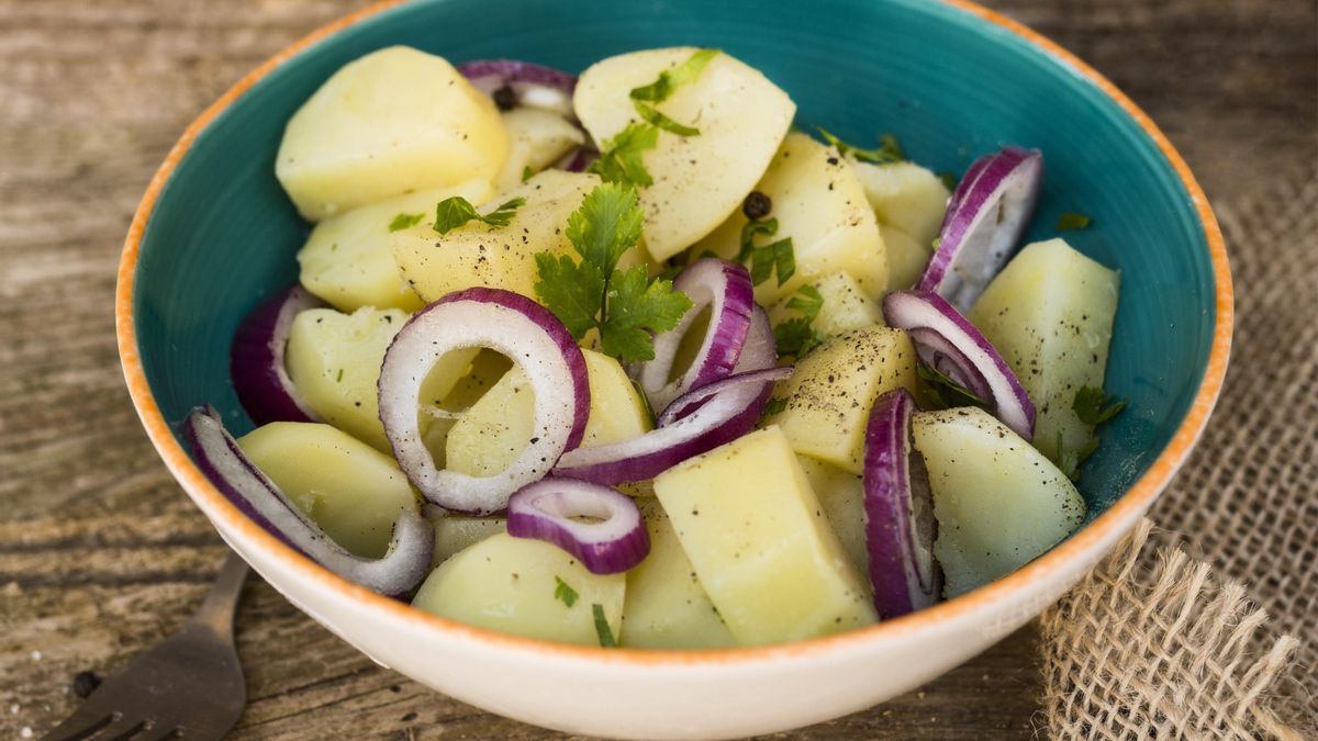 Base de la ensalada de patatas con cebolla morada