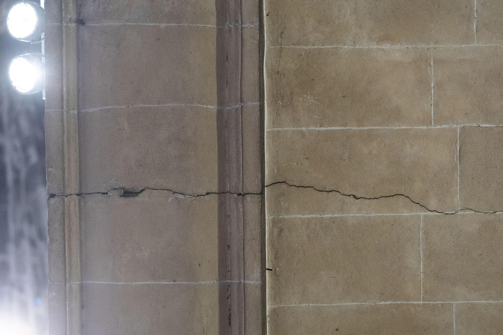 Detalle de los deterioros en la iglesia de Santa Creu