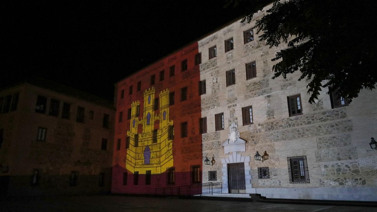 Iluminación fachada de las Cortes de Castilla-La Mancha por el Día de la Región