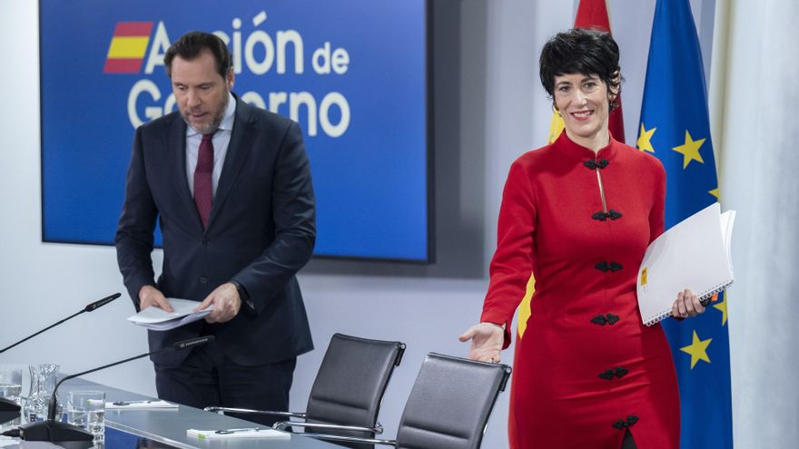 El ministro de Transportes y Movilidad Sostenible, Óscar Puente, y la ministra de Seguridad Social, Inclusión y Migraciones y nueva portavoz del Gobierno, Elma Saiz, durante una rueda de prensa posterior al Consejo de Ministros, en el Palacio de la Monclo