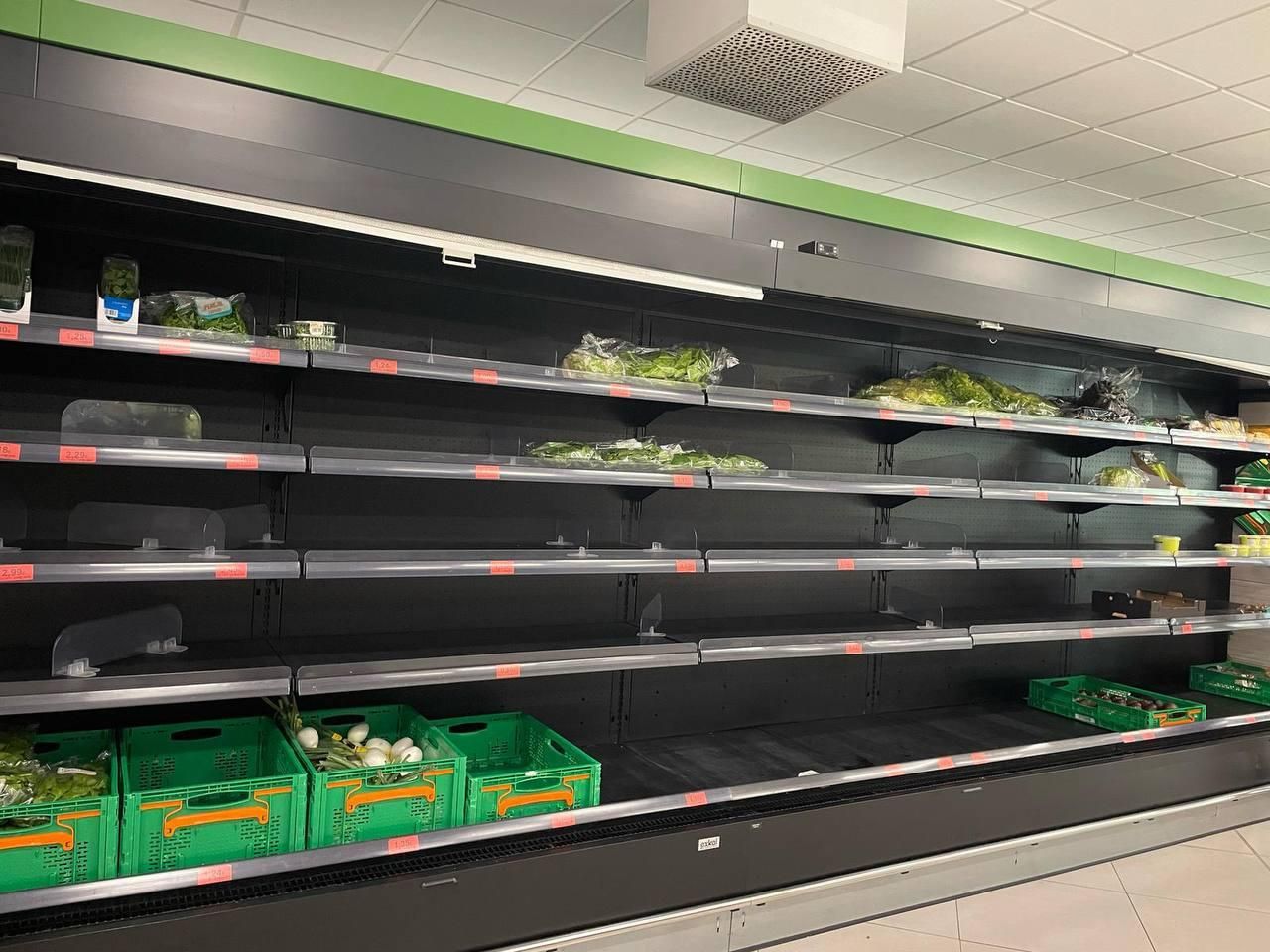 Estanterías vacías en un supermercado de Madrid que siguió funcionando durante el apagón