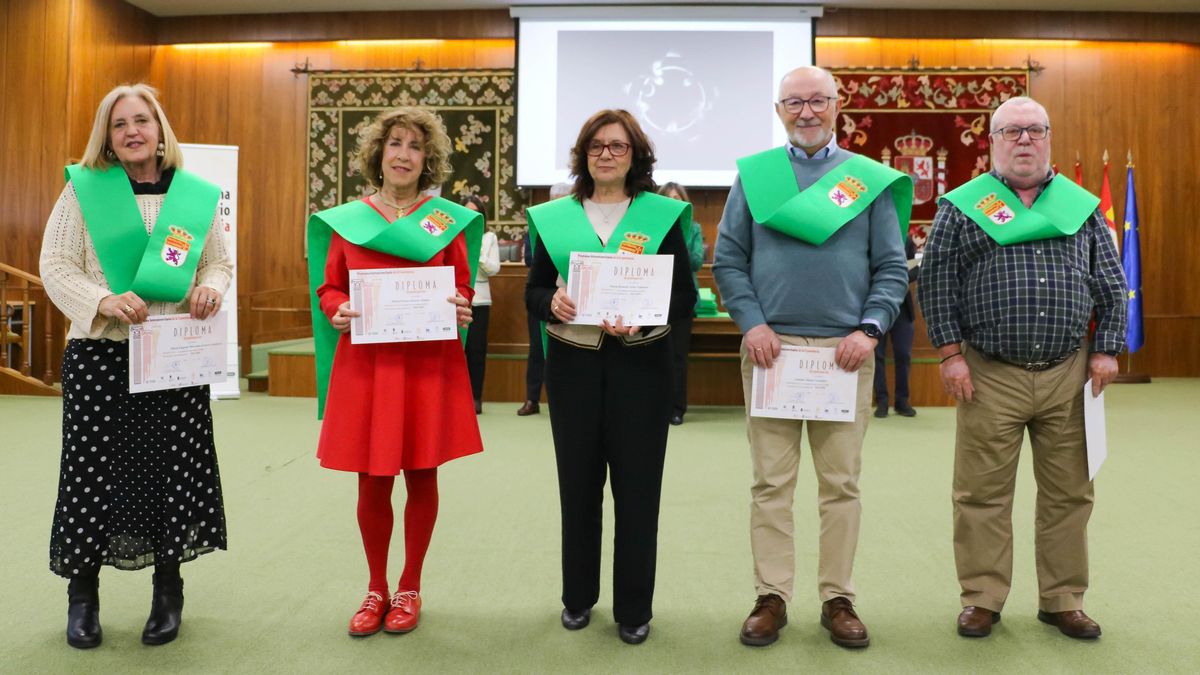 Cum Laude en conocimiento y vida: La Universidad gradúa una nueva promoción del Programa de la Experiencia