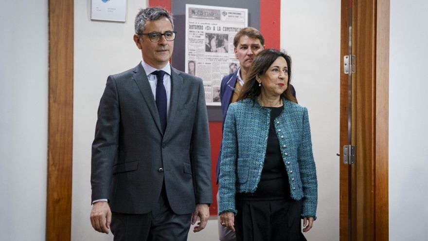 El ministro de la Presidencia, Justicia y Relaciones con las Cortes, Félix Bolaños, y la ministra de Defensa, Margarita Robles, a su llegada a una rueda de prensa en el Palacio de la Moncloa, a 22 de abril de 2025, en Madrid (España). El presidente del Go