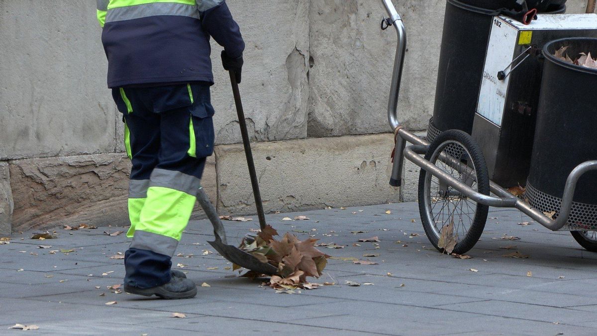 La huelga de limpieza de Zaragoza se encona con denuncias, pegatinas y un duro cruce entre sindicatos y FCC